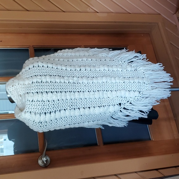 Vintage Hand Crocheted Off-White triangular shawl with Fringe - Picture 3 of 4